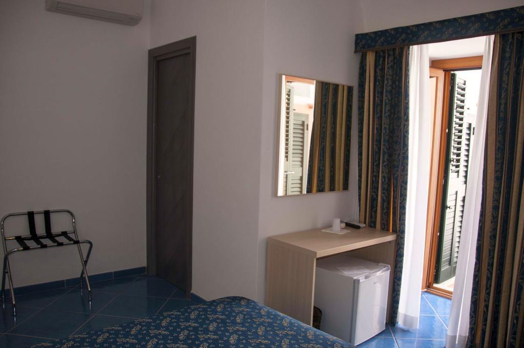 B&B La Terrazza Sul Porto Ponza Exterior foto